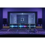 声優ブームの終わりと未来を考察する、プロの録音スタジオのミキシングコンソールとマイク。