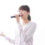 歌う女性