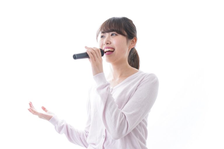 歌う女性