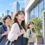名古屋の街並みを背景に、声優養成所へ通うイメージの日本人の若者3人