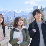 札幌の街で声優養成所への通学をイメージする日本人の若者3人