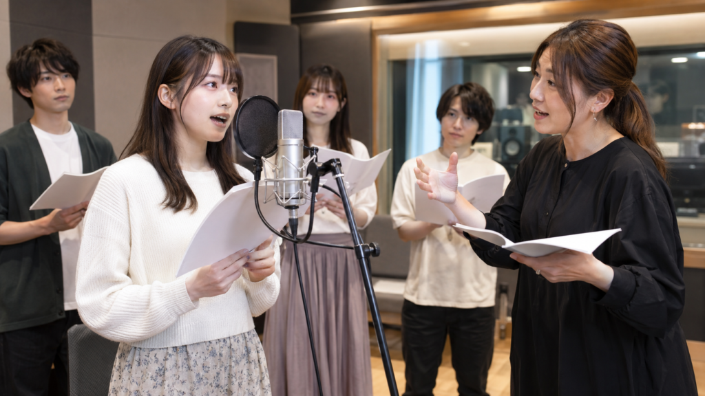 声優養成所の体験レッスンで講師から演技指導を受ける日本人受講生